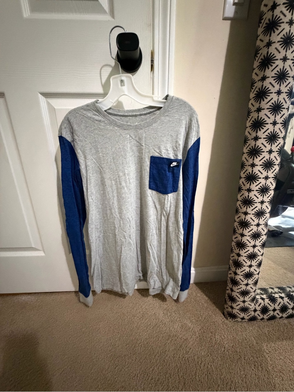Nike Men’s Gray Long-Sleeve Tee with Blue Sleeve Panels and Pocket